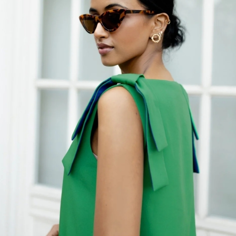 Abbey Glass Sleeveless Boat Neck Bow Shoulder Detail Shift Dress:Kelly Green: XS - Picture 2 of 13